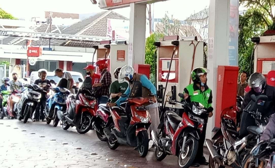 Pengendara roda dua di SPBU Kemanggisan Jakarta, mengaku beli pertalite dengan rasa sakit hati akibat kenaikan harga. (Foto: Asmanu Sudharso/Ngopibareng.id)