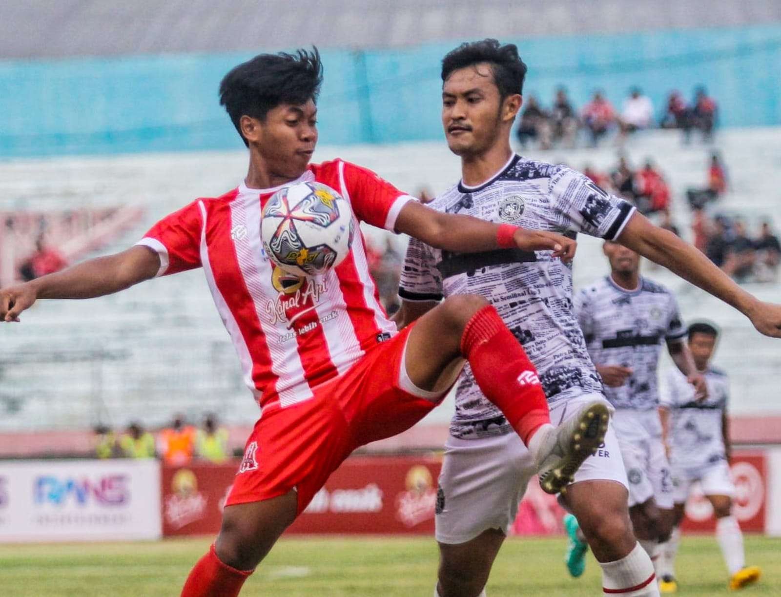 Perebutan bola pemain Deltras FC Sidoarjo melawan Putra Delta Sidoarjo pada gelaran Liga 2 periode 2022/2023, (Foto: Aini/Ngopibareng.id)