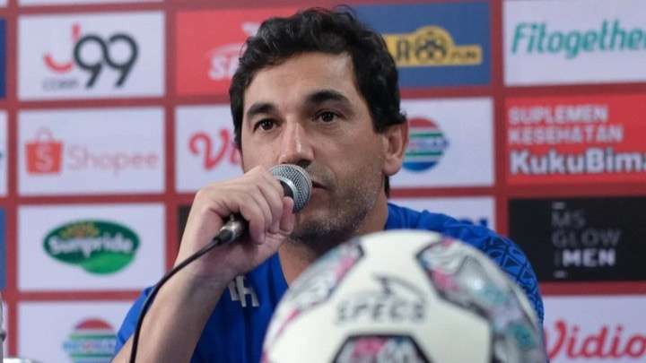 Mantan Pelatih Kepala Arema FC, Eduardo Almeida saat sesi jumpa pers (Foto: Instagram:@aremafcofficial)