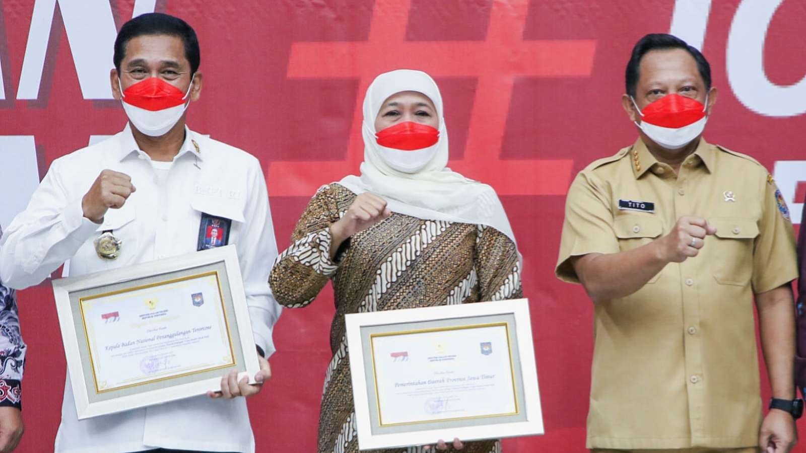 Gubernur Jatim, Khofifah Indar Parawansa (tengah) menerima penghargaan dari Kemendagri RI di Jakarta, Senin 5 September 2022. (Foto: Humas Pemprov Jatim)