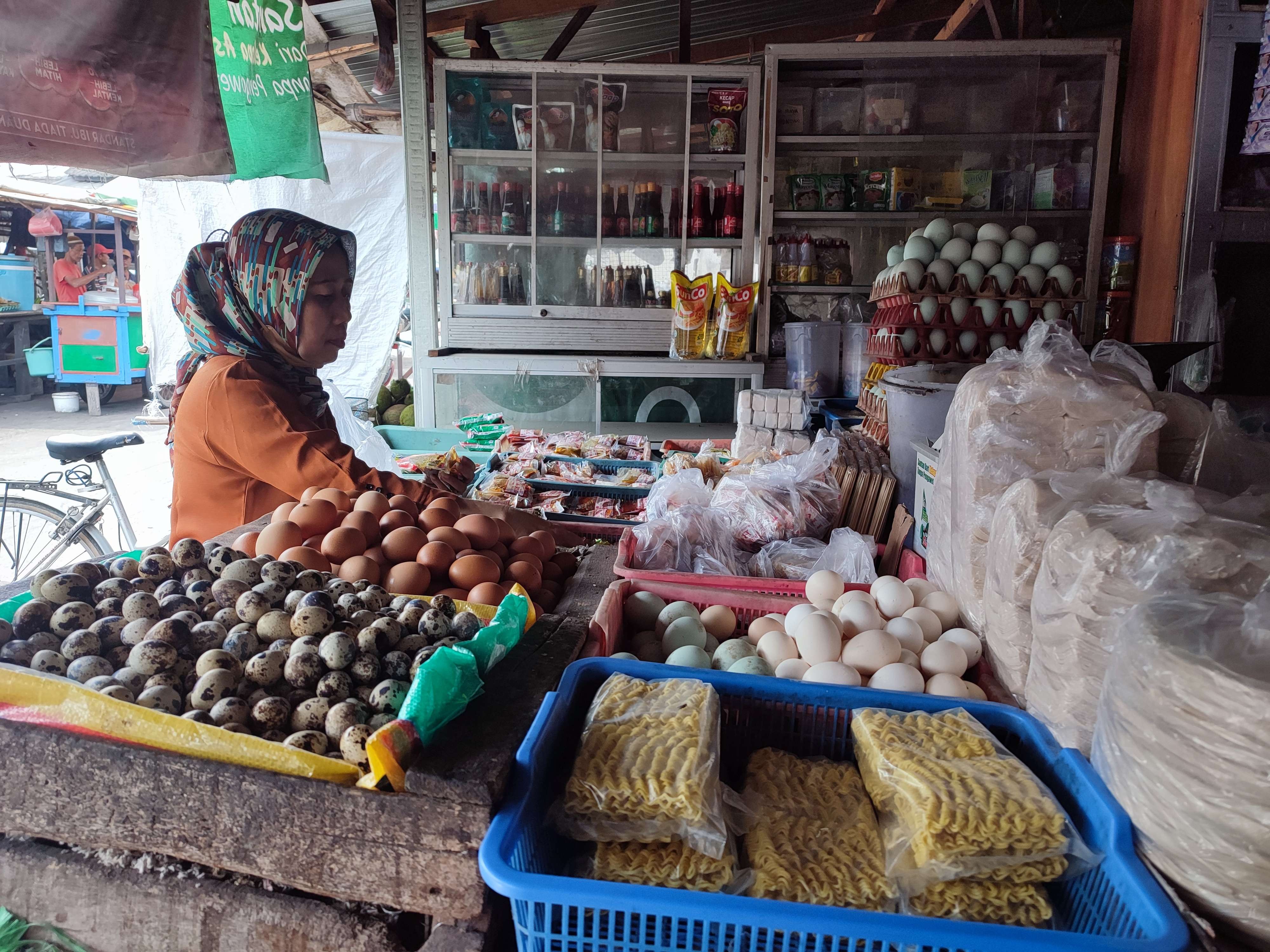 Harga telur menurun di Kota Mojokerto, Jawa Timur. (Foto: Deni Lukmantara/Ngopibareng.id)