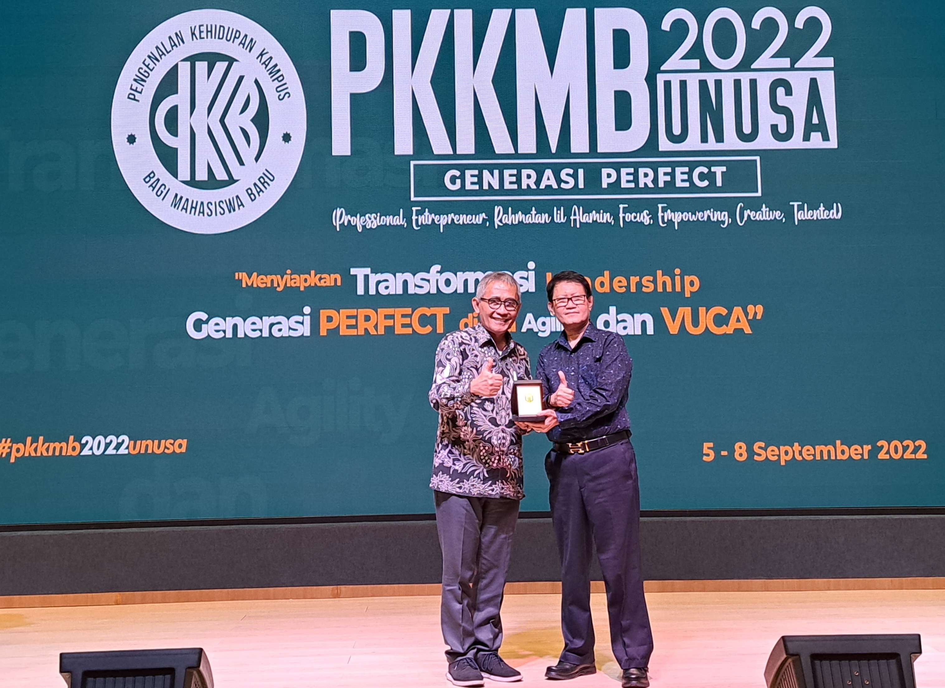 Rektor Unusa, Profesor Achmad Jazidie bersama Profesor Haryono Umar dalam gelaran acara PPKMB Unusa.(Foto: Pita Sari/Ngopibareng.id).