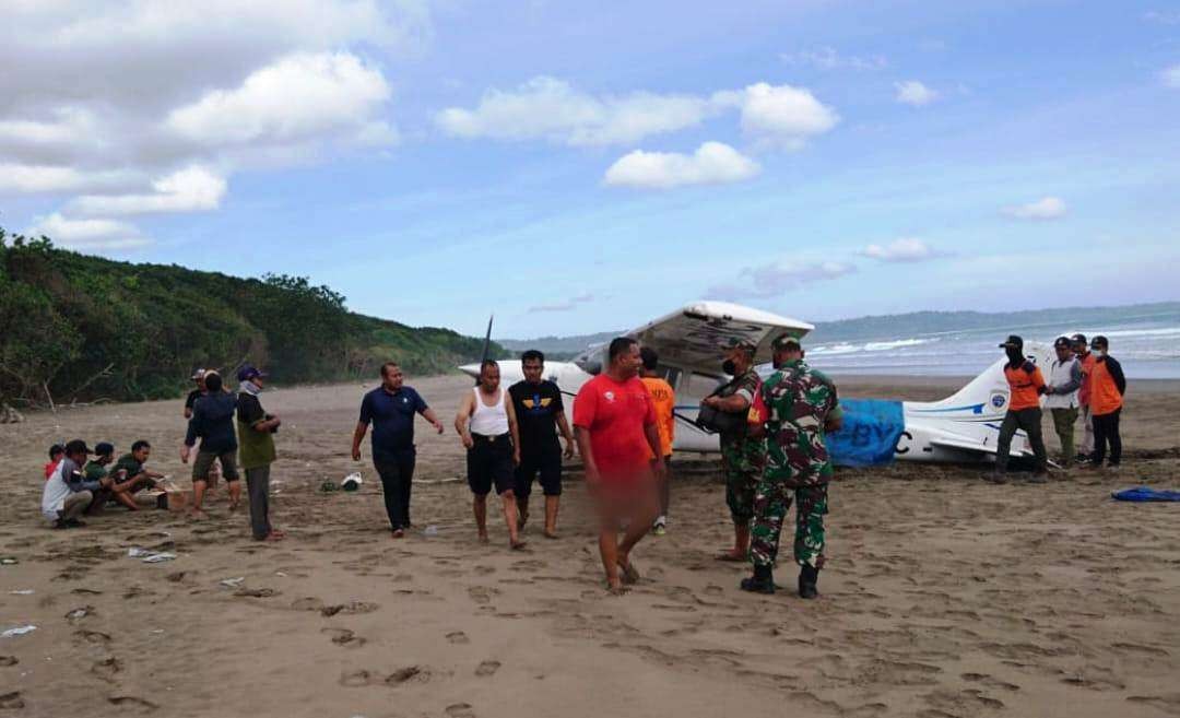 Pesawat latih yang mendarat darurat di Pantai Ngagelan, Kawasan Taman Nasional Alas Purwo (Foto: hand out)