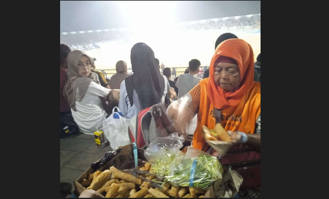 Sumiyati, pedagang lumpia saat berjualan  di Stadion Surajaya Lamongan. (Foto: Imron Rosidi/Ngopibareng.id)