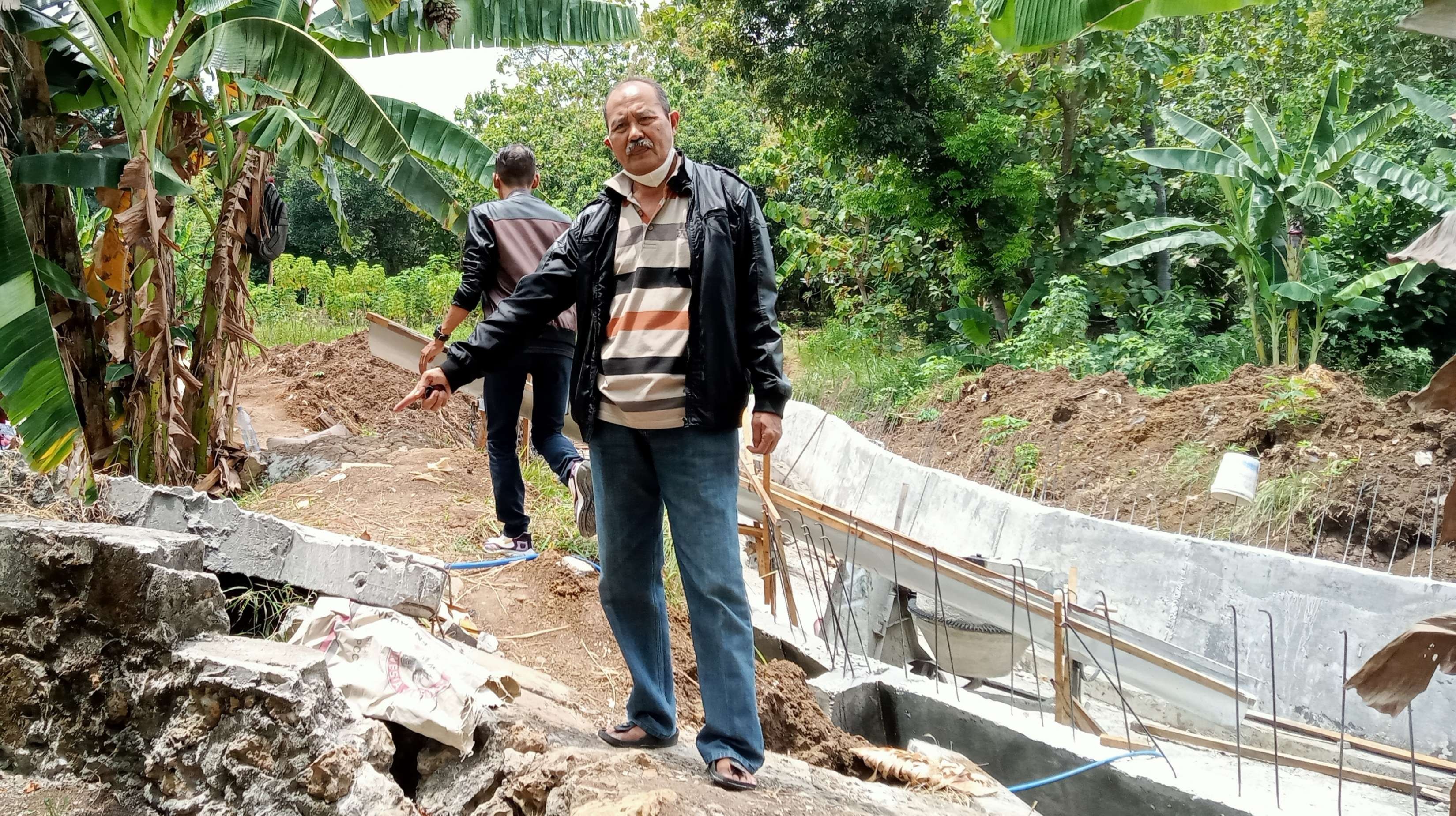 Pemilik pagar tembok di Desa Semanding menunjukkan puing-puing bekas yang roboh (Foto: Khoirul Huda/Ngopibareng.id)