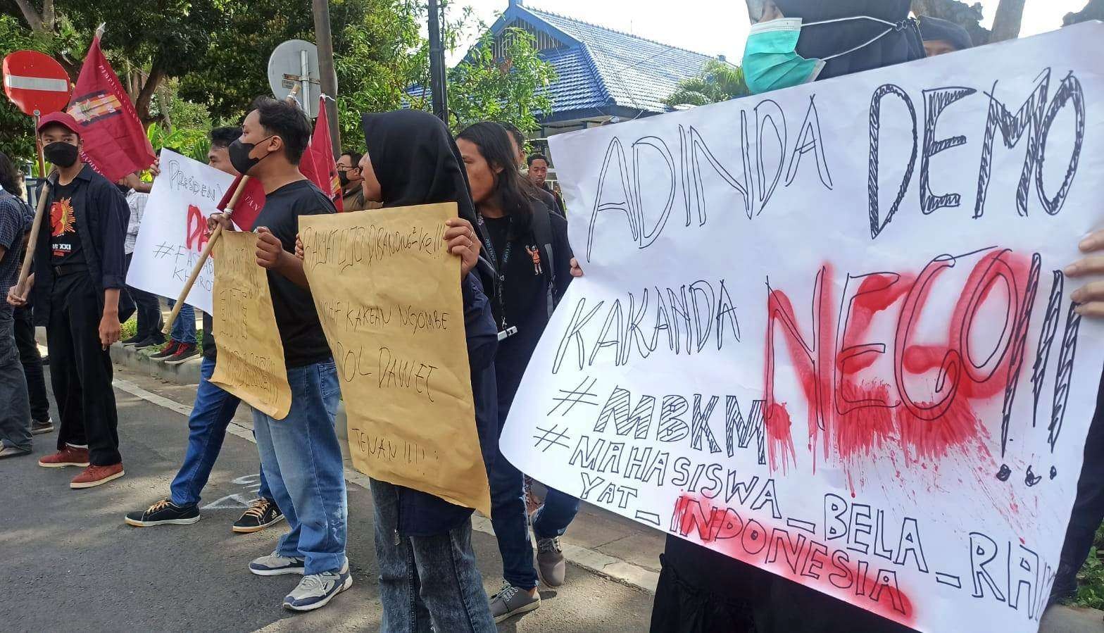 Mahasiswa membentangkan poster dalam aksi unjuk rasa menolak kenaikan harga BBM (Foto:Muh Hujaini/Ngopibareng.id)