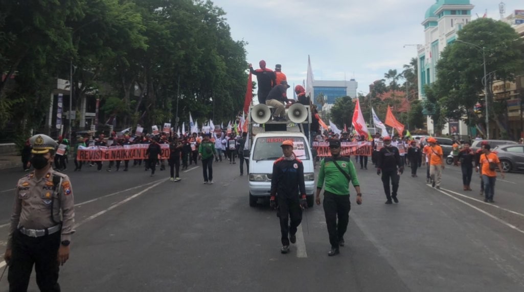 Ribuan buruh menutup Jalan Pahlawan saat melakukan longmarch (Foto: Andhi Dwi/Ngopibareng.id)