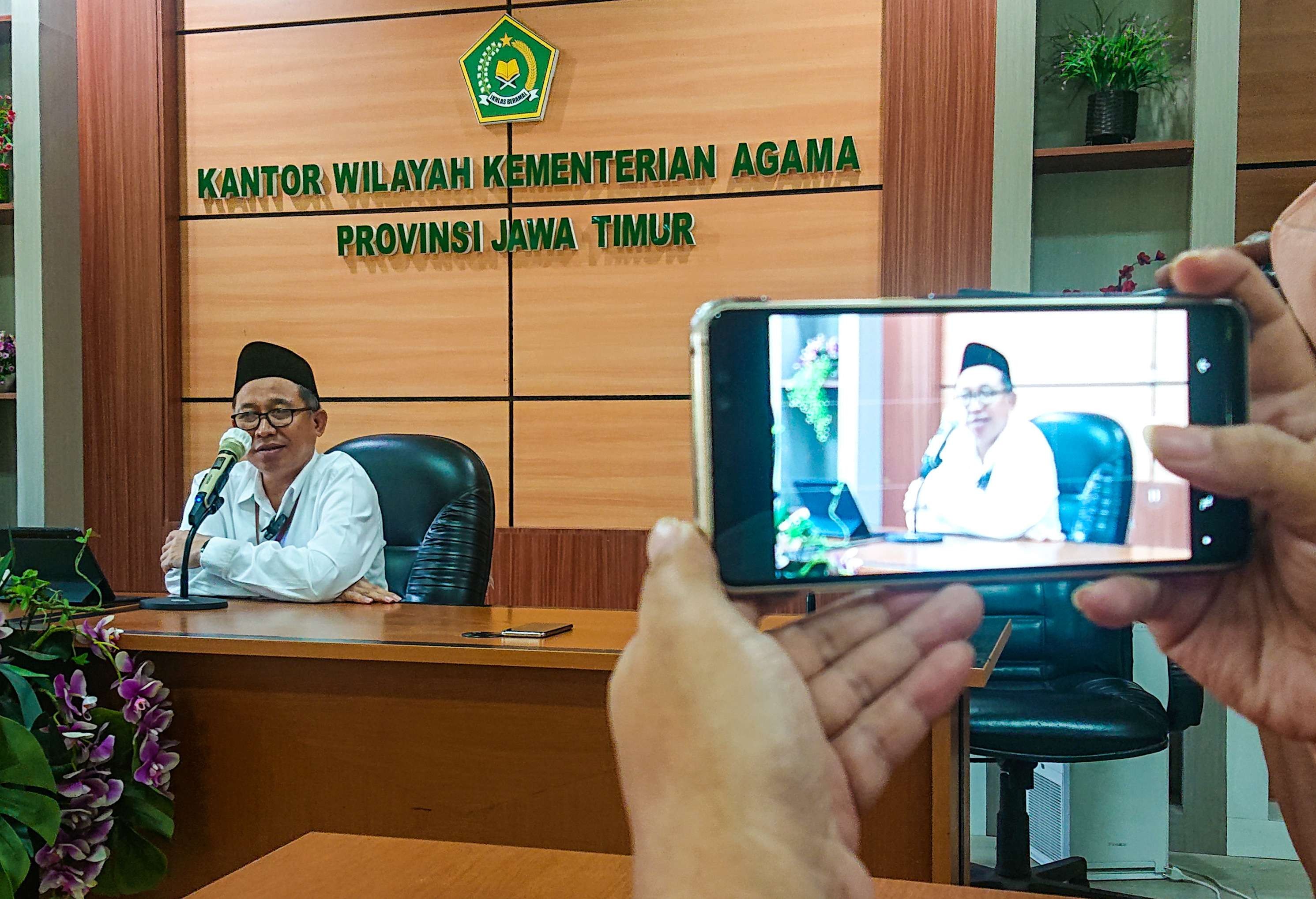 Kepala Kemenag Jatim Husni Maram saat menyampaikan paparan (foto: Aini/Ngopibareng.id)
