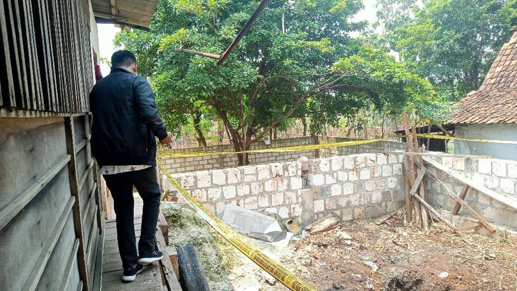Lokasi penemuan mortir aktif di Desa Padasan, Kecamatan Kerek dipasang police line. (Foto: Khoirul Huda/Ngopibareng.id)