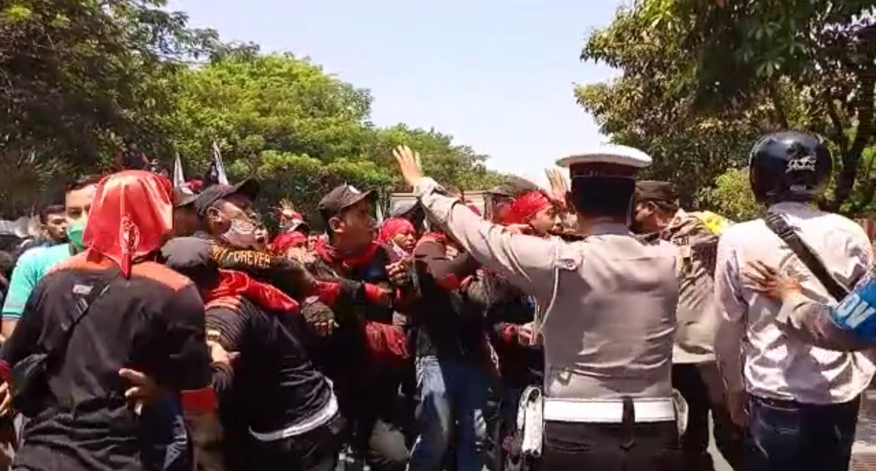 Sejumlah buruh bentrok dengan pihak kepolisian. (Foto: Dokumentasi FSPMI)