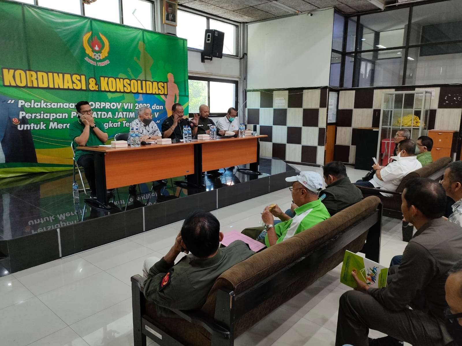 Ketua KONI Jatim, M Nabil (tengah) saat menyosialisasikan rencana kegiatan Porprov 2023 di Gedung KONI Jatim, Surabaya, Selasa 6 September 2022. (Foto: Fariz Yarbo/Ngopibareng.id)