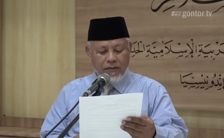 Juru Bicara Pondok Modern Darussalam Gontor, Ustadz Noor Syahid, menyampaikan permohonan maaf dan belasungkawa atas wafatnya santri AM dari Palembang. (Foto: Gontor TV)