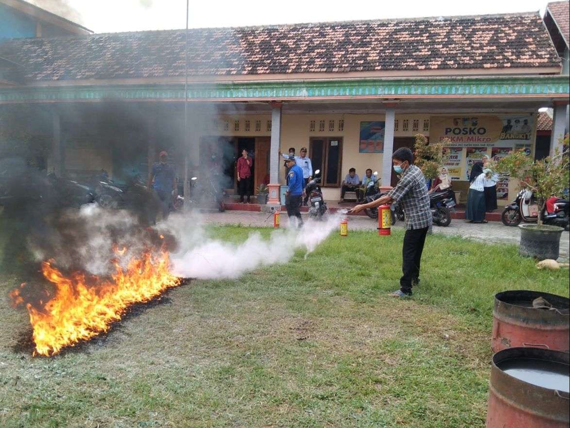 Bupati Kediri Hanindhito Himawan Pramana meminta fasilitas umum di Bumi Panjalu dilengkapi dengan alat pemadam api ringan (APAR) (Foto Kominfo Kabupaten Kediri)