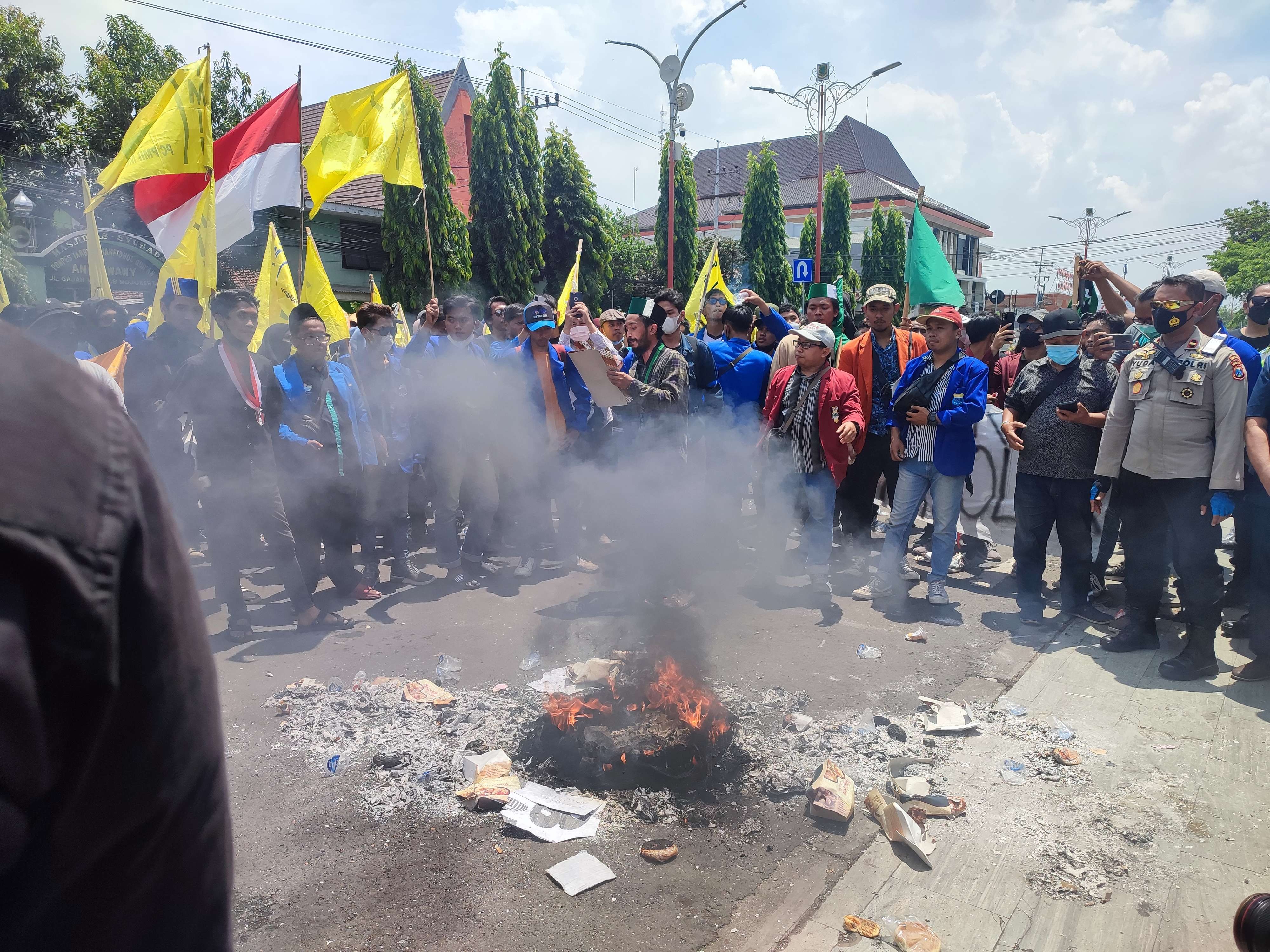 Aksi bakar ban bekas di depan Kantor DPRD Kota Mojokerto saat berlangsung demo mahasiswa tolak kenaikan harga BBM. (Foto: Deni Lukmantara/Ngopibareng.id)