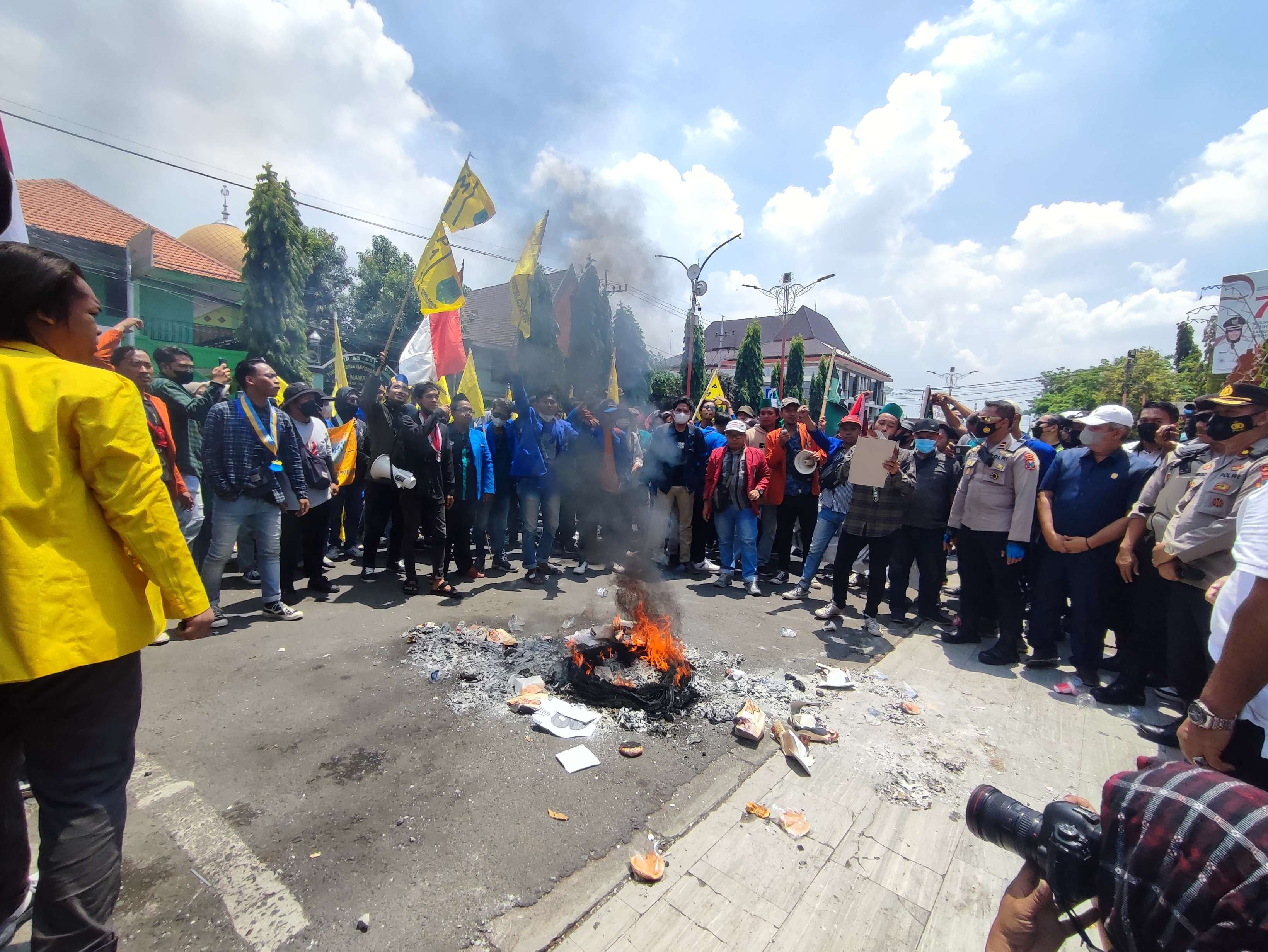 Aksi demonstrasi bakar ban bekas di depan Pemkot Mojokerto.(Foto Deni Lukmantara/Ngopibareng.id)