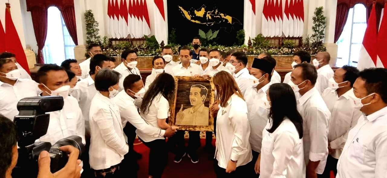 Penyerahan lukisan wajah kepada Joko Widodo (Dok. Sri Mulyanto)