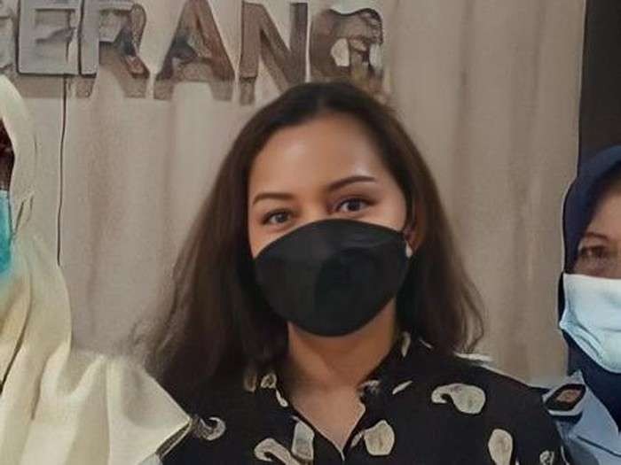 Mantan jaksa Pinangki Sirna Malasari lepas hijab saat keluar dari Lembaga Pemasyarakatan (LP) Klas II A Tangerang, Selasa 6 September 2022. (Foto: Dokumentasi LP Tangerang)