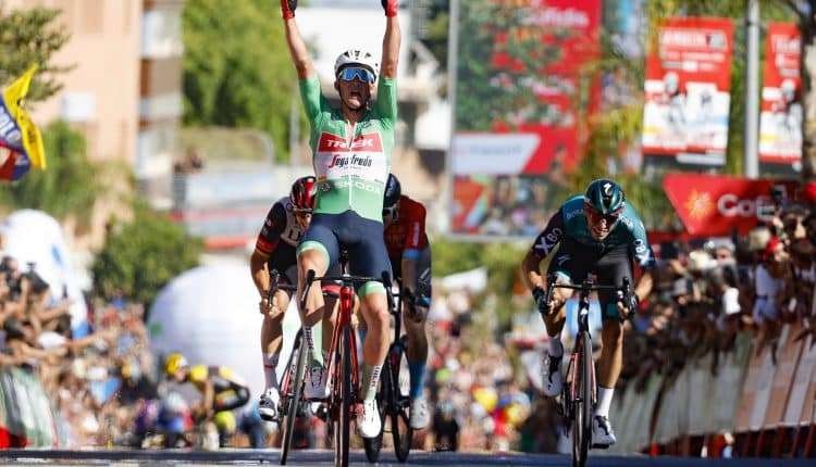 Mads Pedersen (Trek Segafredo) beruntung bisa memenangkan Vuelta a Espana etape 16 setelah Primoz Roglic jatuh. (Foto: lavuelta.es)