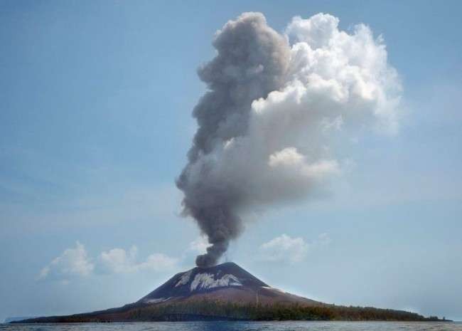 Gunung anak Krakatau semburkan awan panas. PVMBG tetapkan status level III. (Foto: PVMBG)