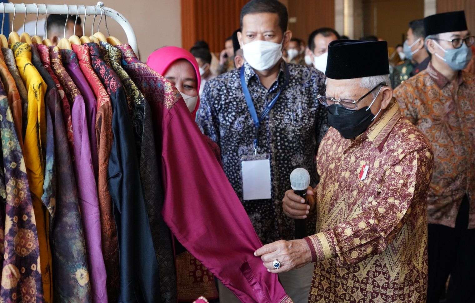Wakil Presiden (Wapres) Ma’ruf Amin di salah satu stan pameran yang menarik perhatian. Adalah stand perajin tenun tradisional Palembang “Dua Saudara”. (Foto: BPMI Setwapres)