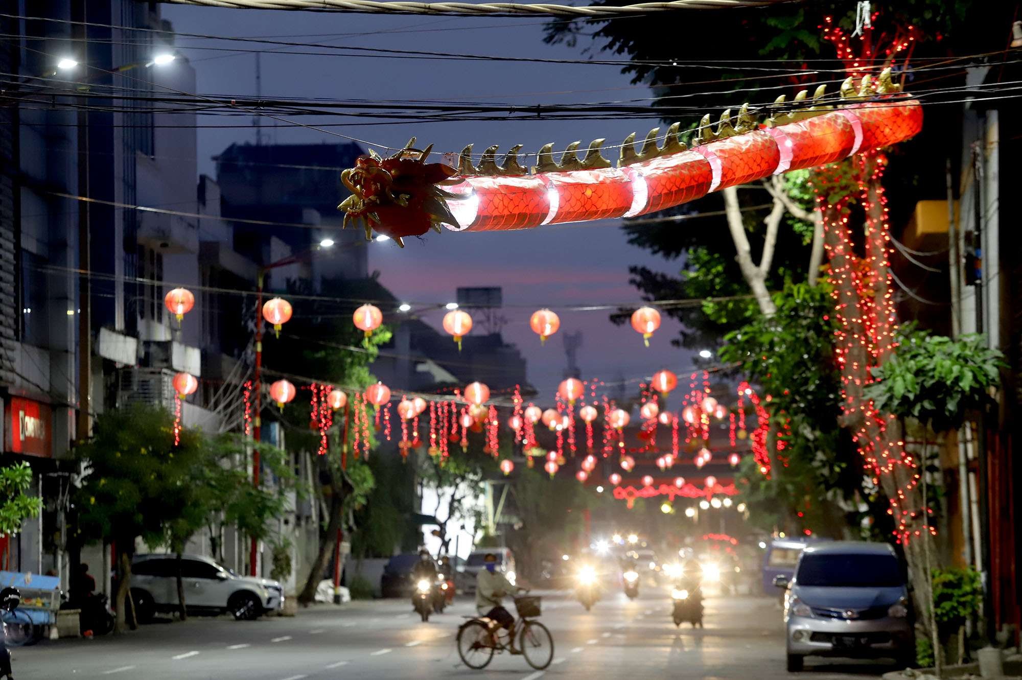 Lampion dan umbul-umbul yang sudah terpasang, sebagai persiapan pembukaan wisata kawasan Kya-Kya. (Foto: Humas Pemkot Surabaya)