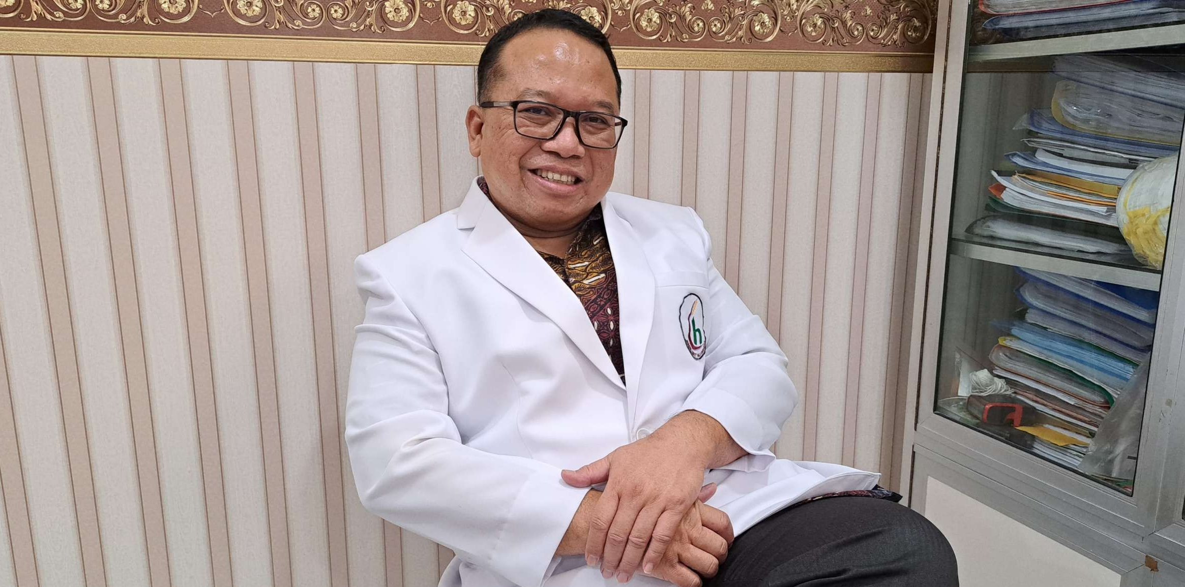 Dokter Spesialis Anak RSUD Haji Provinsi Jawa Timur, Dokter Arief W.Rosli,Sp.A saat ditemui di ruangannya. (Foto: Pita Sari/Ngopibareng.id)