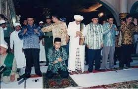 Doa Jamaah: Presiden Gus Dur dan Abah Guru Sekumpul (KH Muhammad Zaini bin Abdul Ghani al-Banjari) saat berkunjung ke Kalimantan Selatan.  (Foto: Gusdurian)