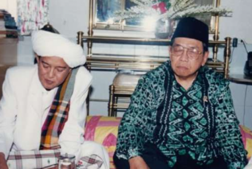 Presiden Gus Dur dan Abah Guru Sekumpul (KH Muhammad Zaini bin Abdul Ghani al-Banjari) saat berkunjung ke Kalimantan Selatan.  (Foto: Gusdurian)