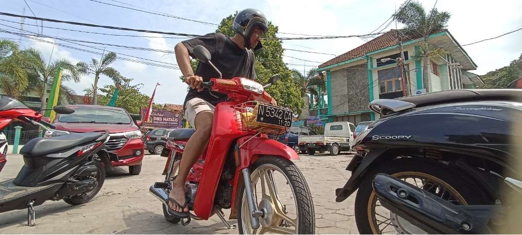 Penjaga gawang Persik, Kartika Aji ini hobi tunggangi kendaraan klasik. (Foto: Fendhy Plesmana/Ngopibareng.id)