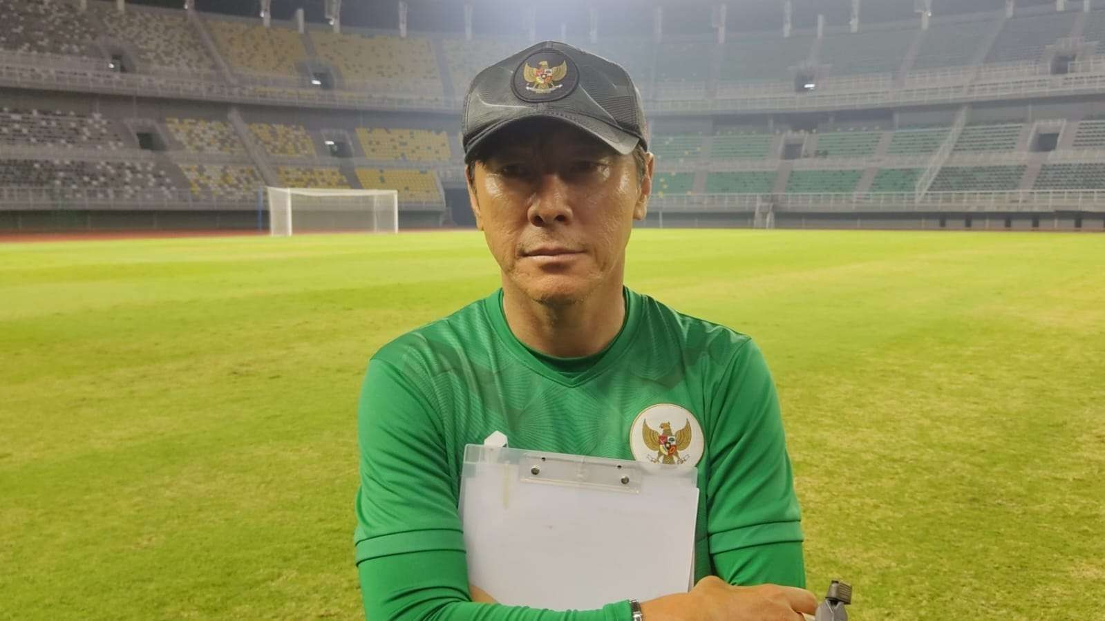 Pelatih Timnas U-20, Shin Tae-Yong, usai memimpin latihan tim di Stadion Gelora Bung Tomo, Surabaya, Kamis 8 September 2022. (Foto: Fariz Yarbo/Ngopibareng.id)