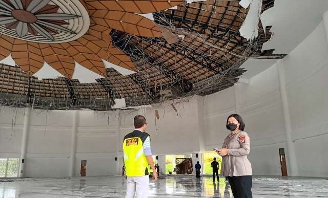 Atap plafon Masjid Tanjak di Batam tiba-tiba ambrol. Sontak kejadian tersebut viral di media sosial usai diunggah akun Instagram @terang.media.  (Foto: Dokumentasi Wartakepri)