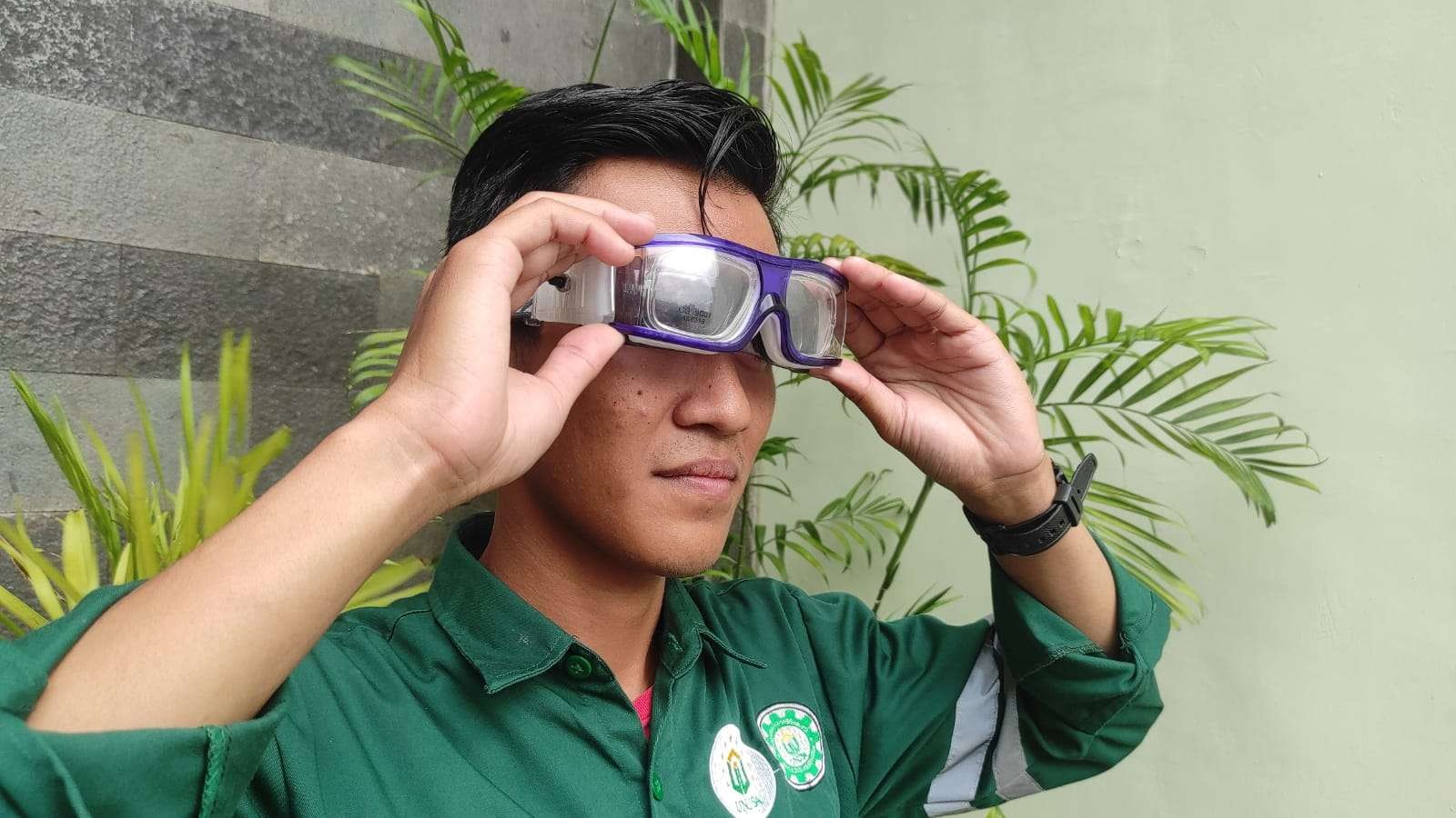 Salah satu mahasiswa Unusa saat mencoba kacamata safety 3 in 1. (Foto: Pita Sari/Ngopibareng.id)