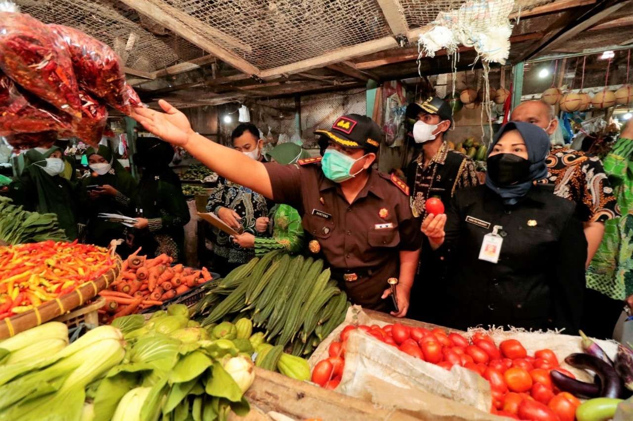 Tim Pengendali Inflasi Daerah (TPID) Kota Probolinggo saat sidak harga-harga bahan pokok di pasar tradisional, pasca kenaikan BBM. (Foto: Ikhsan Mahmudi/Ngopibareng.id)
