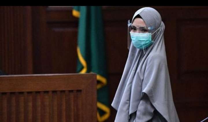Terpidana kasus korupsi dan mantan jaksa Pinangki Sirna Malasari yang sempat mengenakan jilbab saat persidangan,(Foto: Antara)