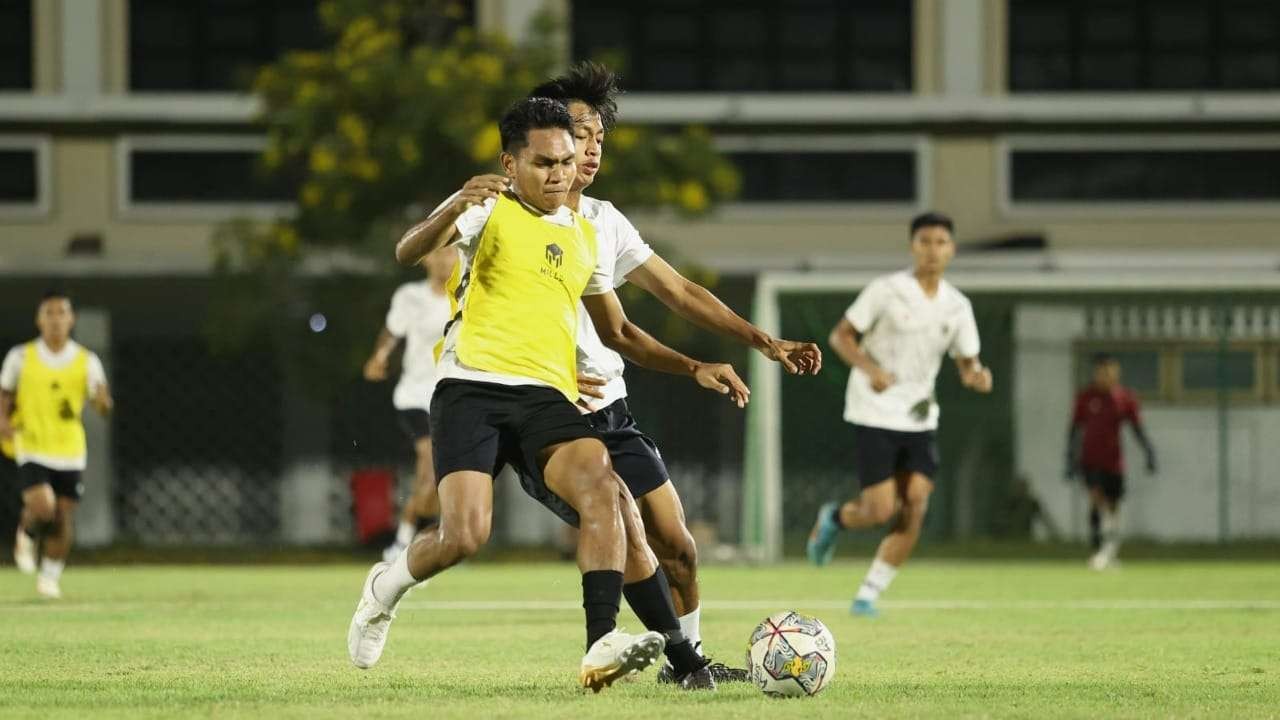 Para pemain Timnas Indonesia U-20 menjalani latihan di Lapangan Thor, Surabaya, Rabu 7 September 2022 malam. (Foto: PSSI)