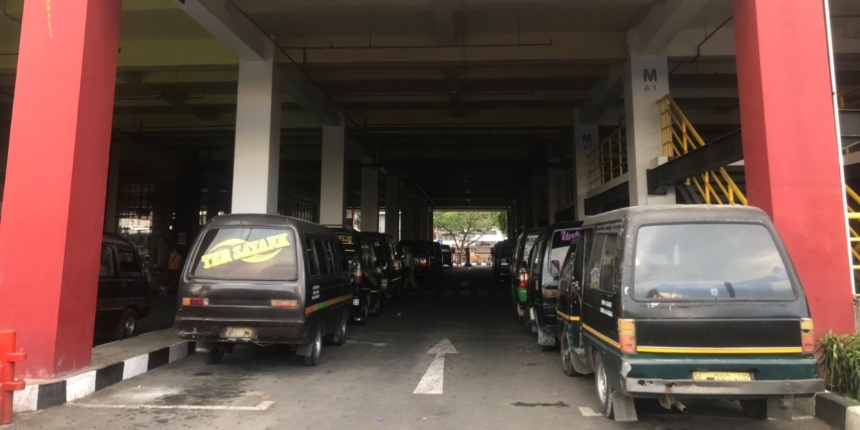 Sejumlah angkutan umum yang menunggu penumpang (Foto: Andhi Dwi/Ngopibareng.id)