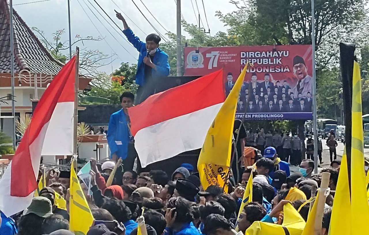 Ratusan mahasiswa dari Pergerakan Mahasiswa Islam Indonesia (PMII) Probolinggo Raya berdemonstrasi menolak kenaikan BBM di gedung DPRD Kabupaten Probolinggo. (Foto: Ikhsan Mahmudi/Ngopibareng.id)