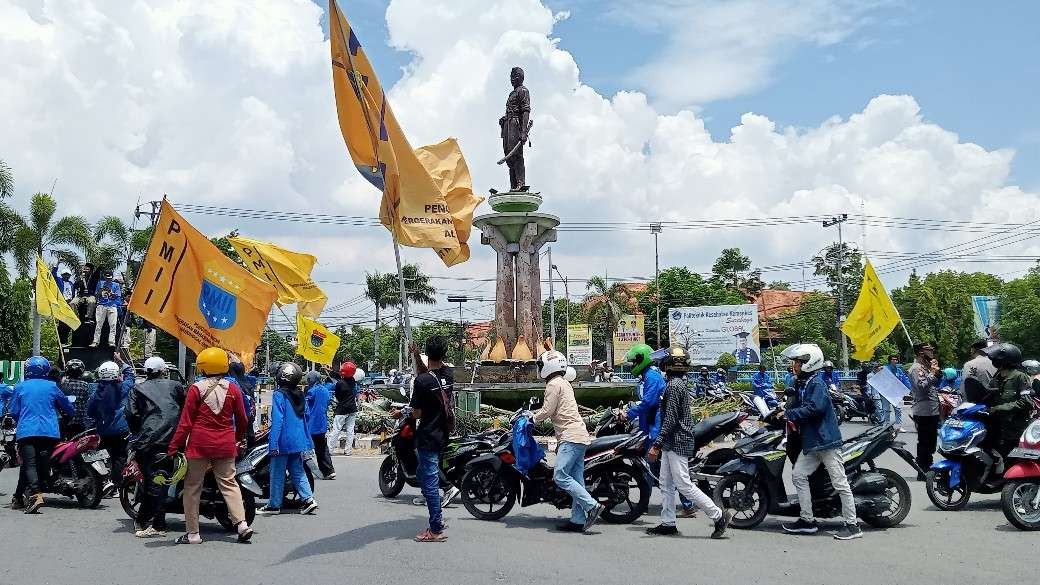Aksi dorong motor mahasiswa PMII Tuban sebagai bentuk penolakan kenaikan harga BBM. (Foto: Khoirul Huda/Ngopibareng.id)