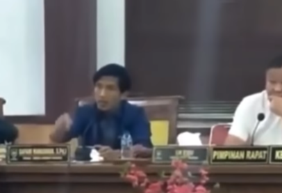 Video seorang anggota DPRD gebrak dan naik ke atas meja dalam sebuah rapat, viral di media sosial. Diketahui, peristiwa itu terjadi pada Kamis. (Foto: Tangkapan layar)