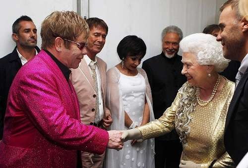 Ratu Elizabeth II saat bertemu musisi Elton John hingga memberikan gelar bangsawan. (Foto: Instagram)
