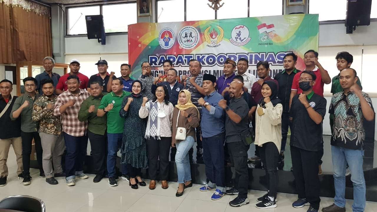 Plt Ketua Muay Thai Indonesia Jatim, Baso Juherman (tengah) bersama seluruh pengurus daerah se-Jatim usai rakor di KONI Jatim, Surabaya, Jumat 9 September 2022. (Foto: Fariz Yarbo/Ngopibareng.id)