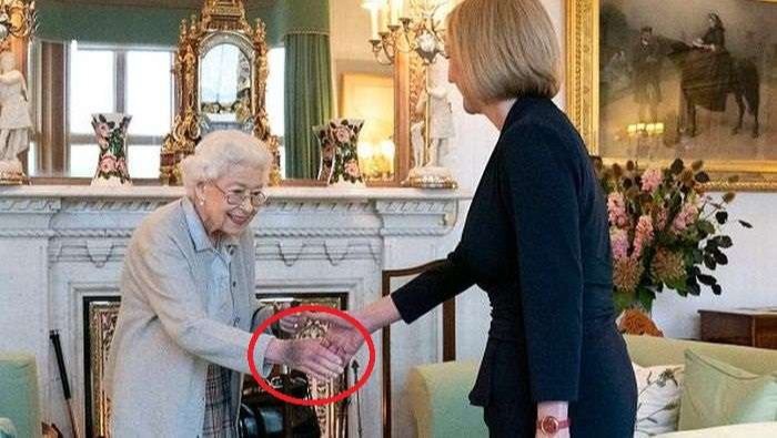 Ratu Inggris, Queen Elizabeth II bertemu dan berjabat tangan dengan Perdana Menteri (PM) Inggris Liz Truss. Punggung tangan sang ratu lebam dengan warna membiru keunguan dan tubuhnya kurus. (Foto: Jane Barlow/ AP)