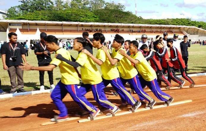 Sejumlah pelajar mengikuti lomba olahraga tradisional di Haornas yang digelar di Kompleks GOR Tawangalun. (Foto: Humas Pemkab Banyuwangi)