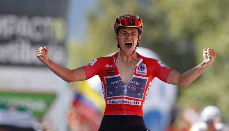 Remco Evenepoel (Quickstep AlphaVynil) menjuarai etape 18 Vuelta a Espana dengan jersey merah membuatnya makin kokoh di puncak klasemen GC. (Foto: lavuelta.es)