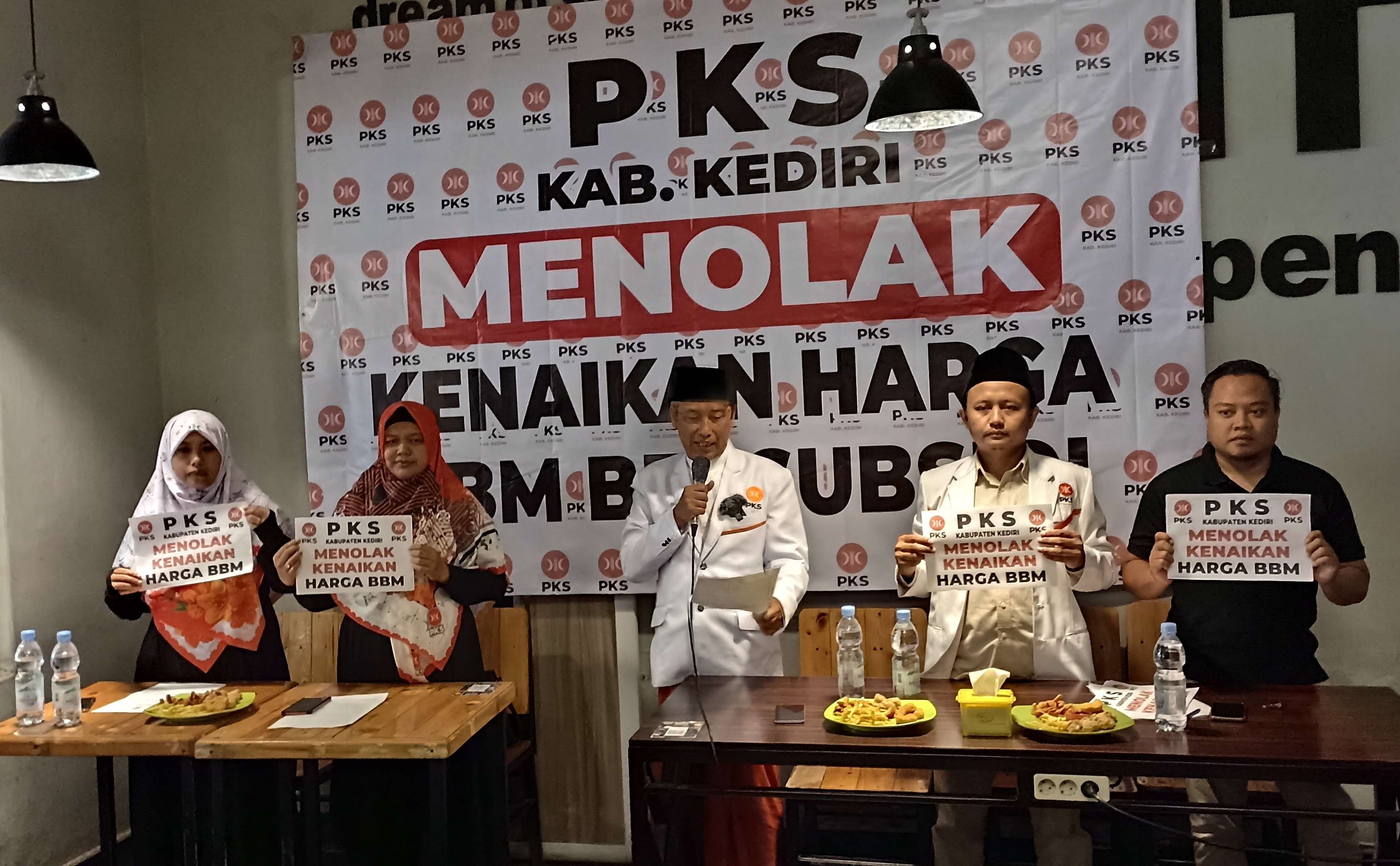 DPD PKS Kabupaten Kediri konferensi pers menolak kenaikan harga BBM. (Foto: Fendhy Plesmana/Ngopibareng.id)