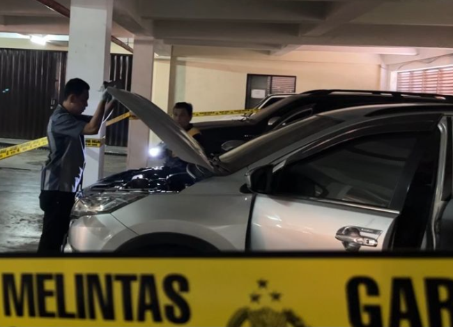 Mayat seorang perempuan ditemukan terikat di dalam mobil yang terparkir di basement Gedung DPRD Riau, Sabtu 10 September 2022. (Foto: Dokumentasi Polresta Pekanbaru)