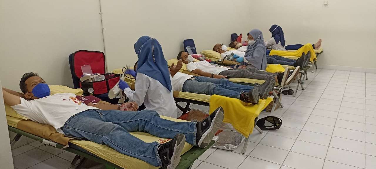 Donor darah yang dilakukan karyawan Pakuwon Group serentak di 10 mal di empat kota besar. (Foto: dok. Pakuwon Group)