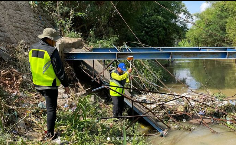 Gubernur Jawa Timur Khofifah Indar Parawansa meminta agar warga Kraksaan Probolinggo bersabar. Jembatan gantung sedang diperbaiki. (Foto: Instagram)