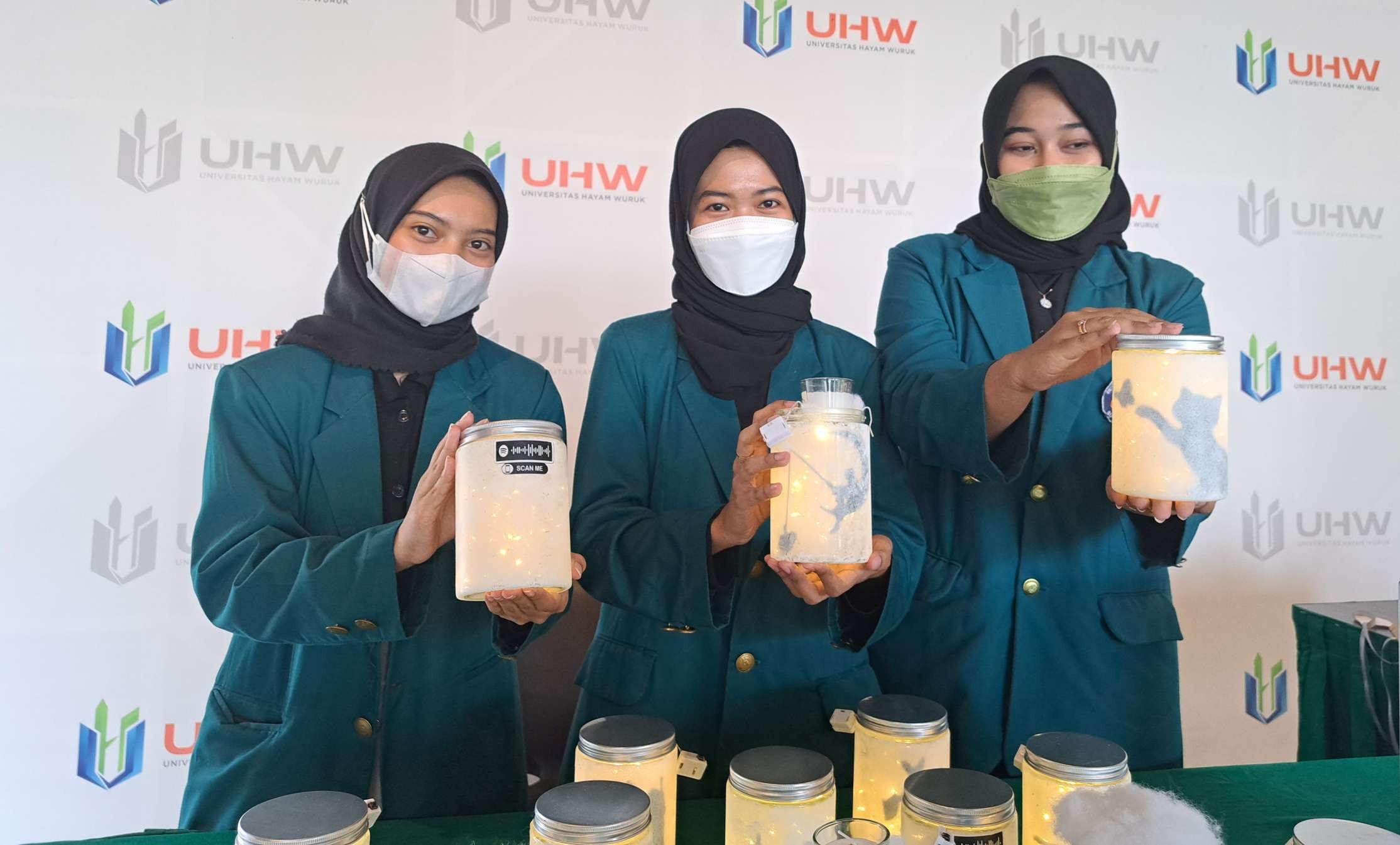 Tiga dari empat mahasiswa UHW yang membuat inovasi lampu tidur 3 In 1 guna atasi gangguan tidur. (Foto: Pita Sari/Ngopibareng.id)