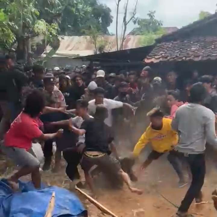 Tangkapan layar video aksi tawuran penonton pertunjukan dangdut di Tuban yang beredar di Medsos. (Foto: Tangkapan layar)